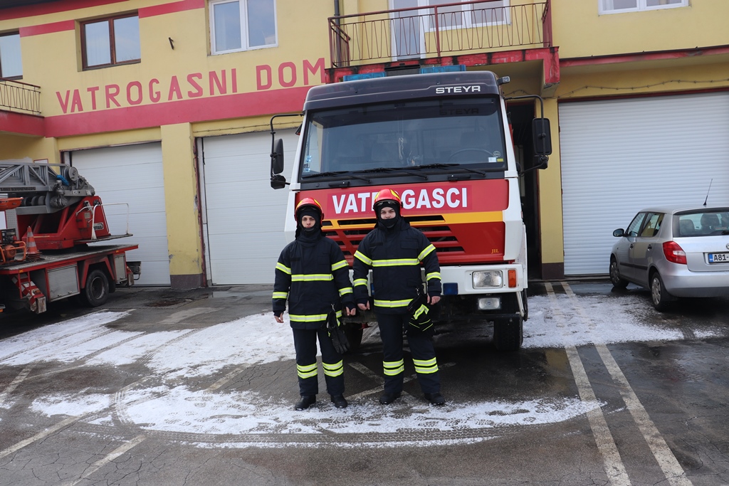 Vatrogasci opremljeni  intervencijskim odijelima